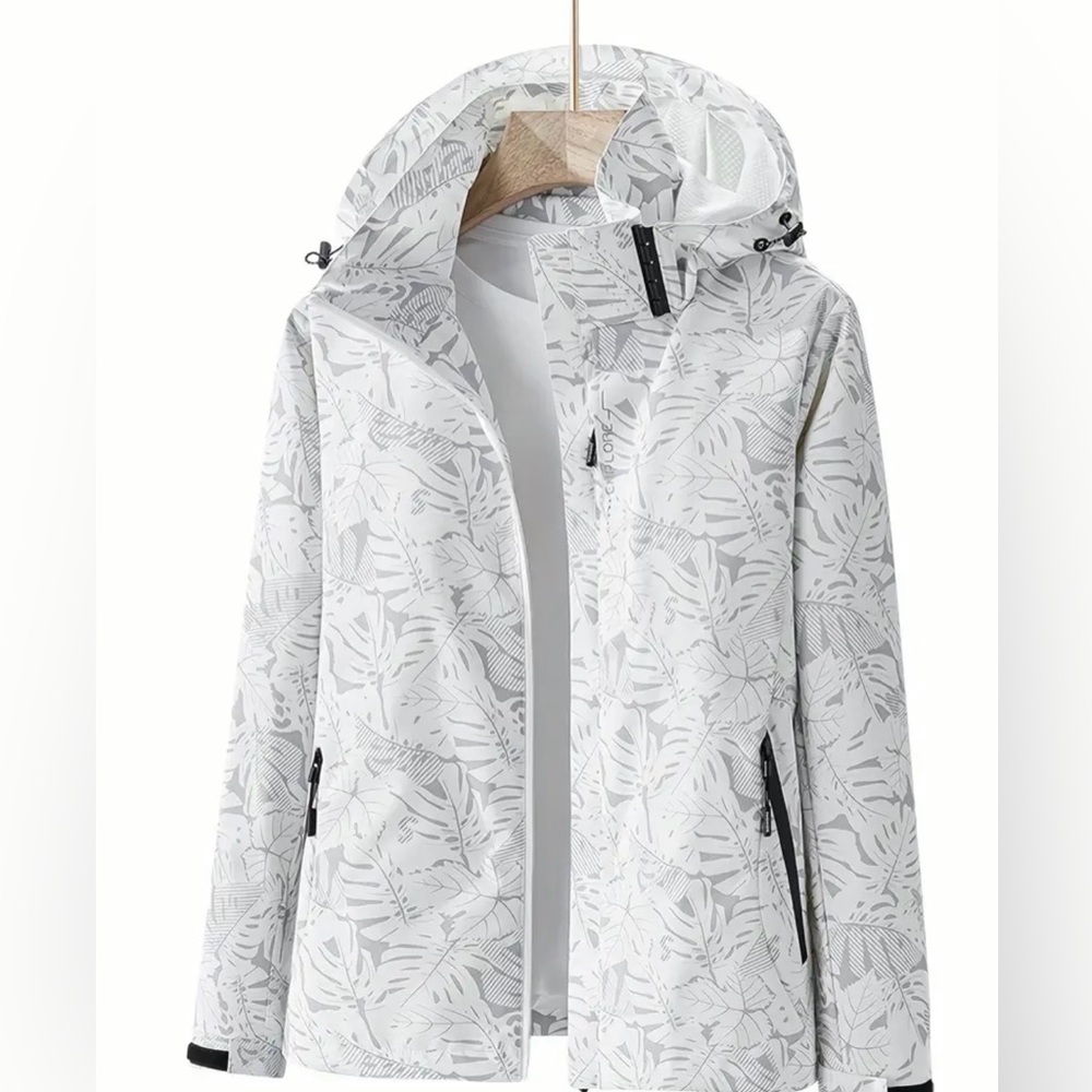 White Jacket with High Collar and Textured Pattern